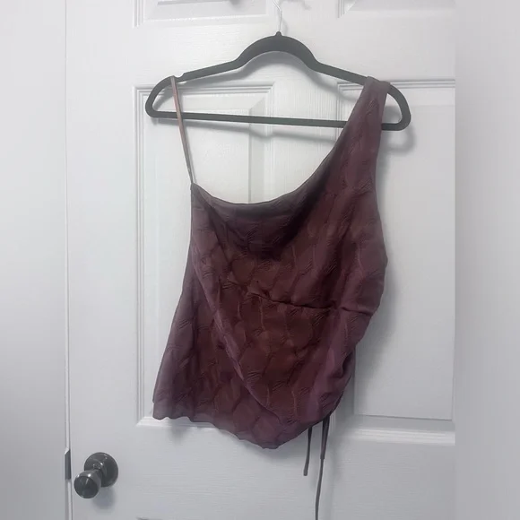 UO Remy Asymmetric One Shoulder Ruched Crop Top - Picture 3 of 8